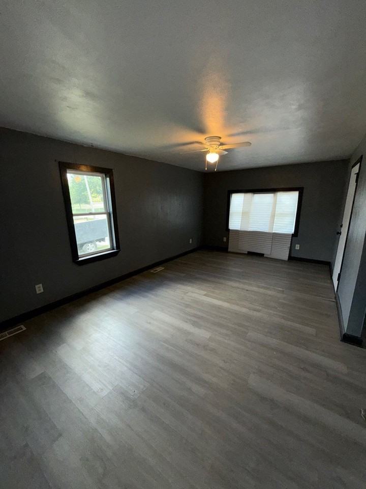 201 South Memorial Avenue - Photo 2 of 10