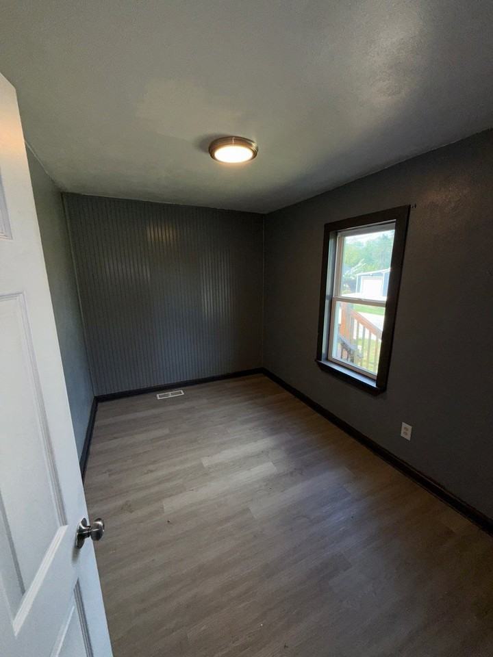 201 South Memorial Avenue - Photo 3 of 10