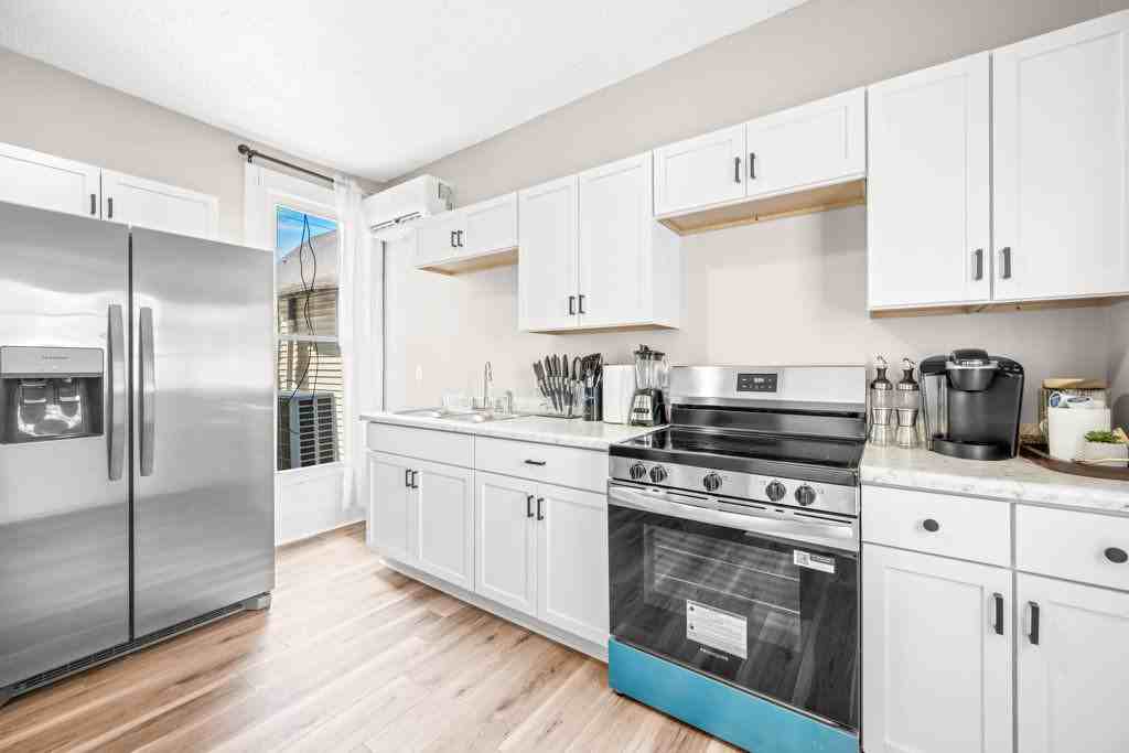 639 Maple St #B - Photo 4 of 12