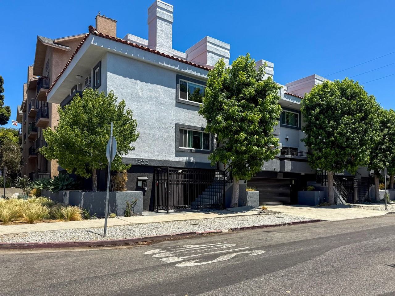 Stylish Living Near the Coast – Modern Studio Units at 1500 Venice Blvd - Photo 2 of 24