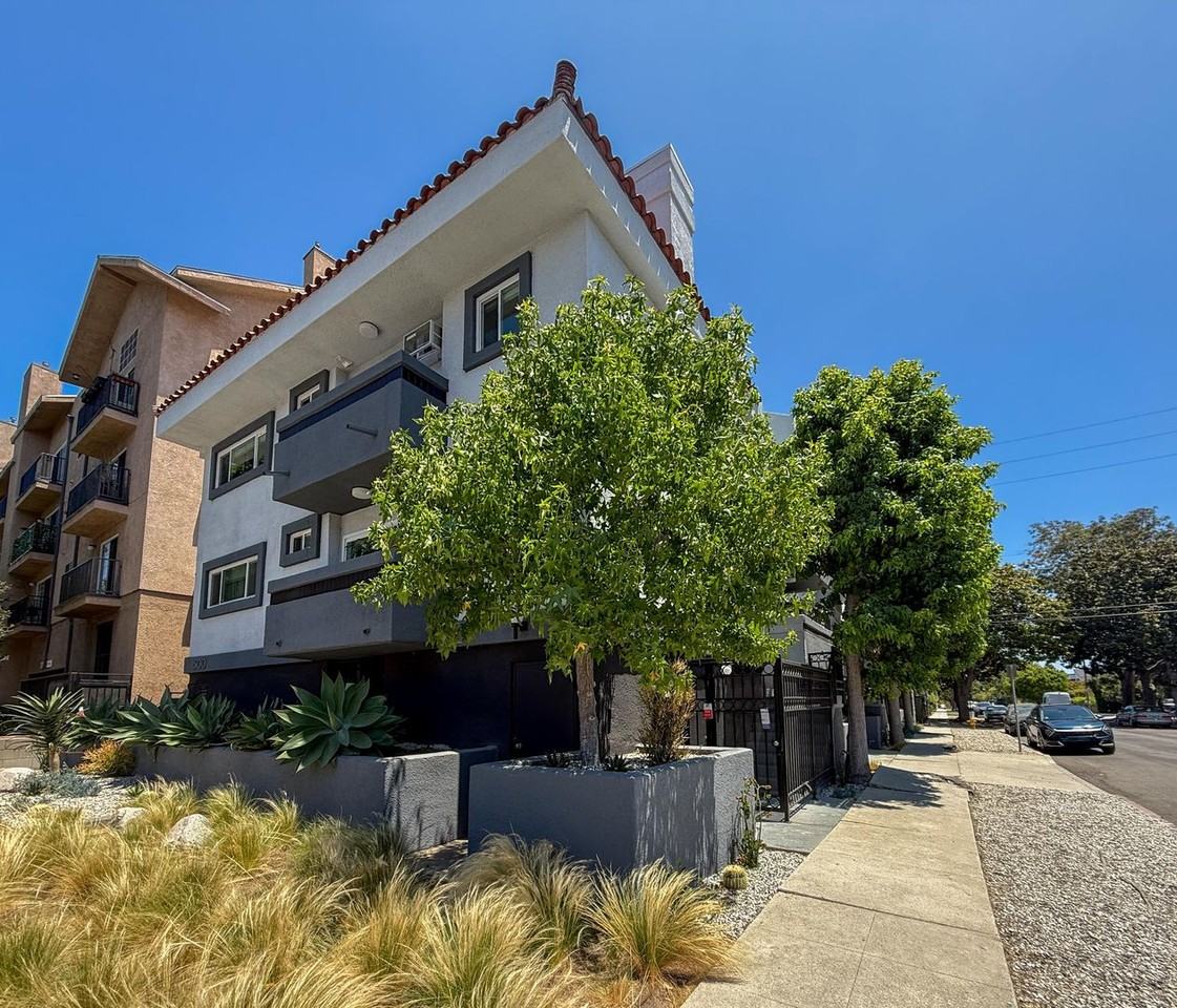 Stylish Living Near the Coast – Modern Studio Units at 1500 Venice Blvd - Photo 3 of 24