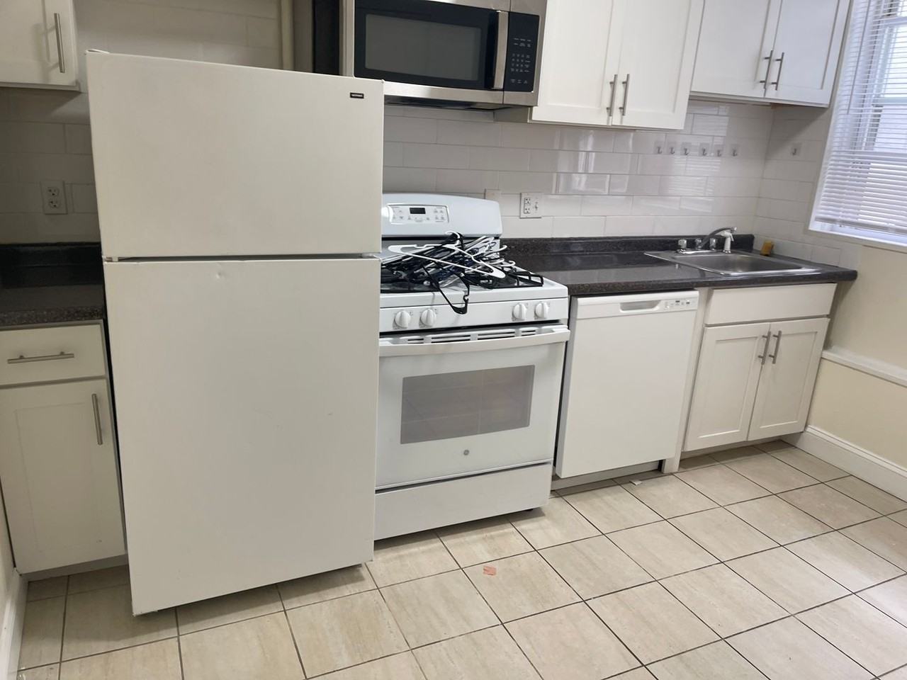 437 Cambridge St - Photo 4 of 11
