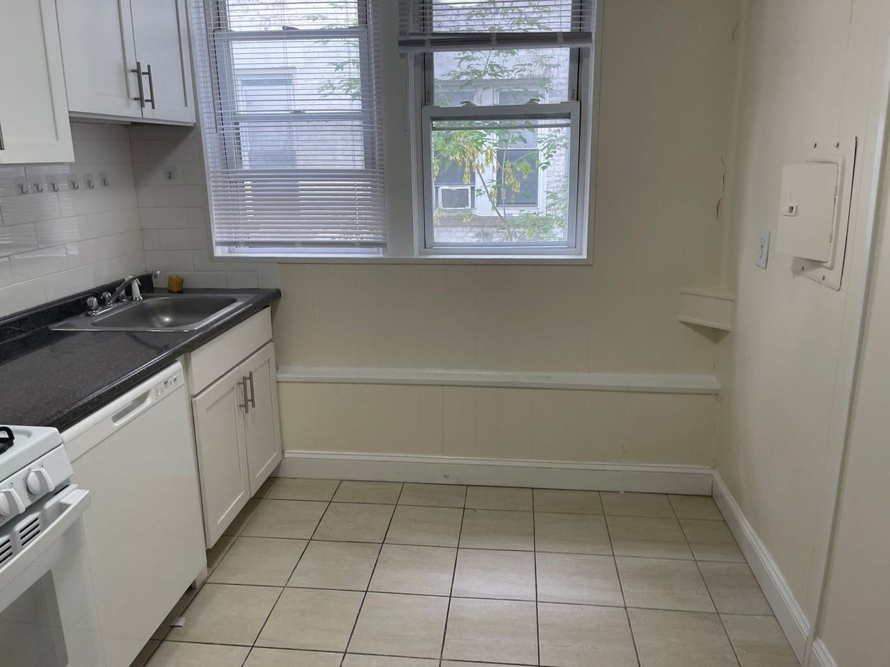437 Cambridge St - Photo 5 of 11