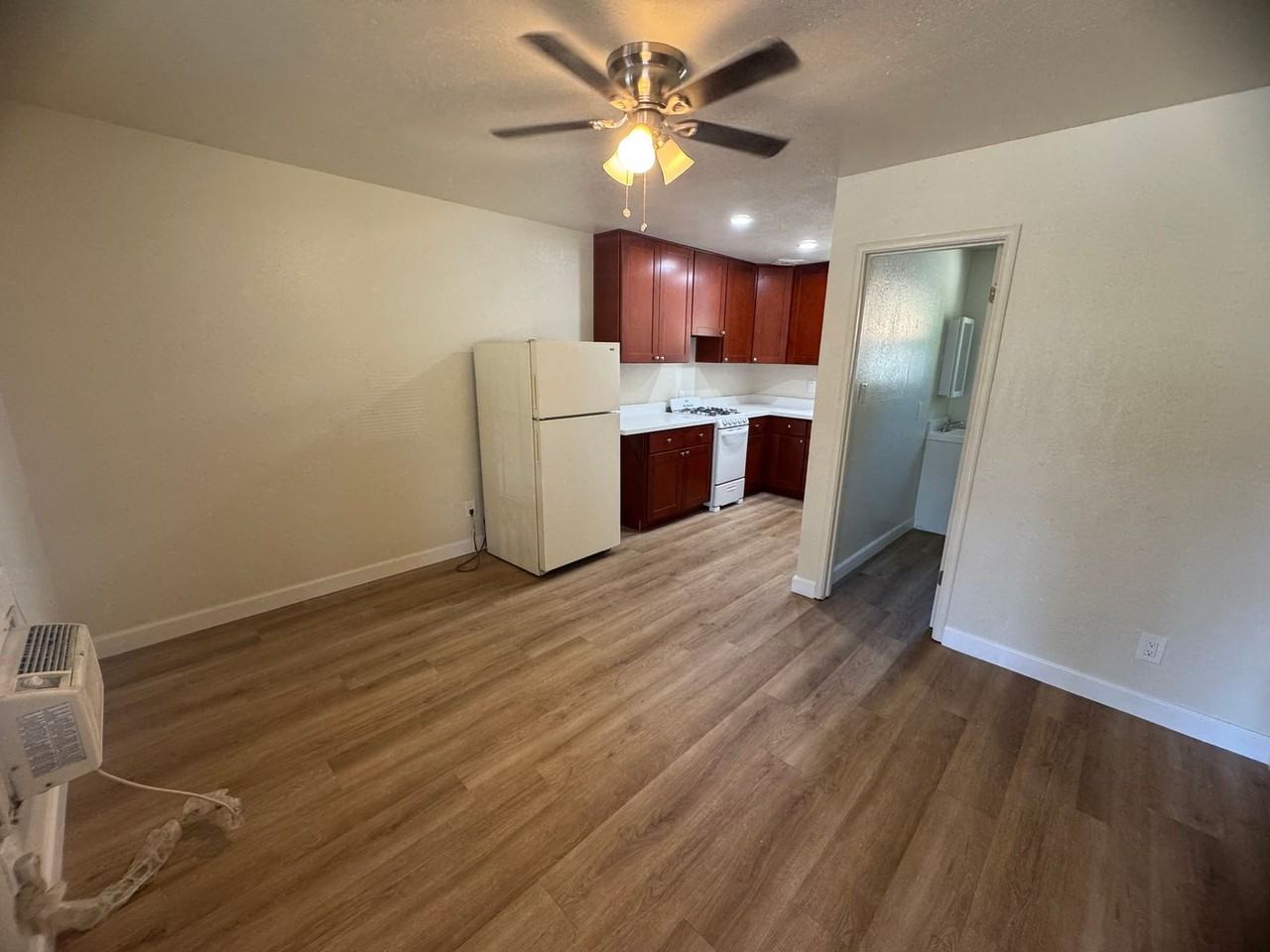 418 E Street - Photo 4 of 8