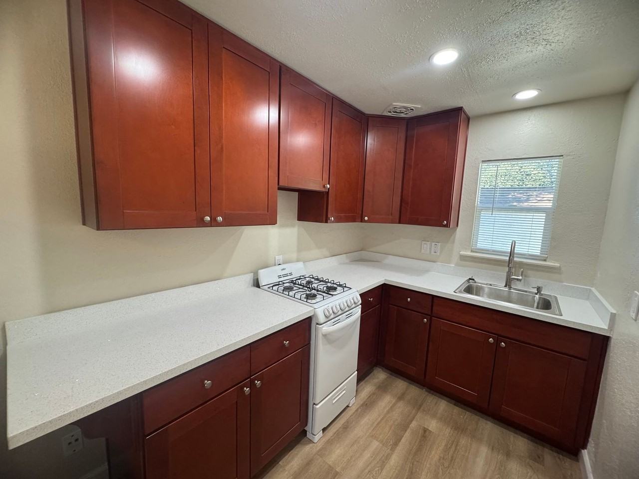 418 E Street - Photo 5 of 8