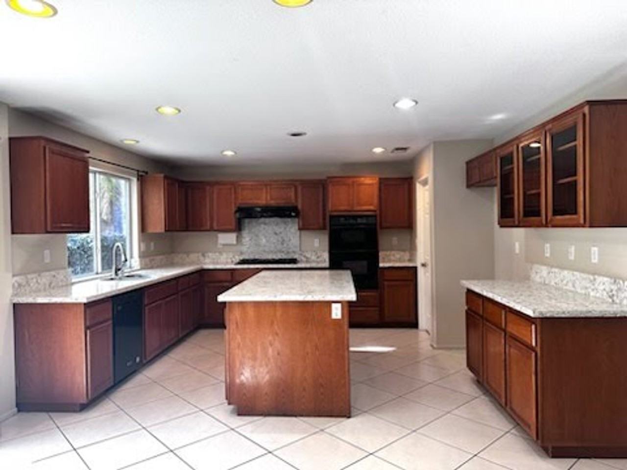 33 Elizabeth Ln - Photo 2 of 11