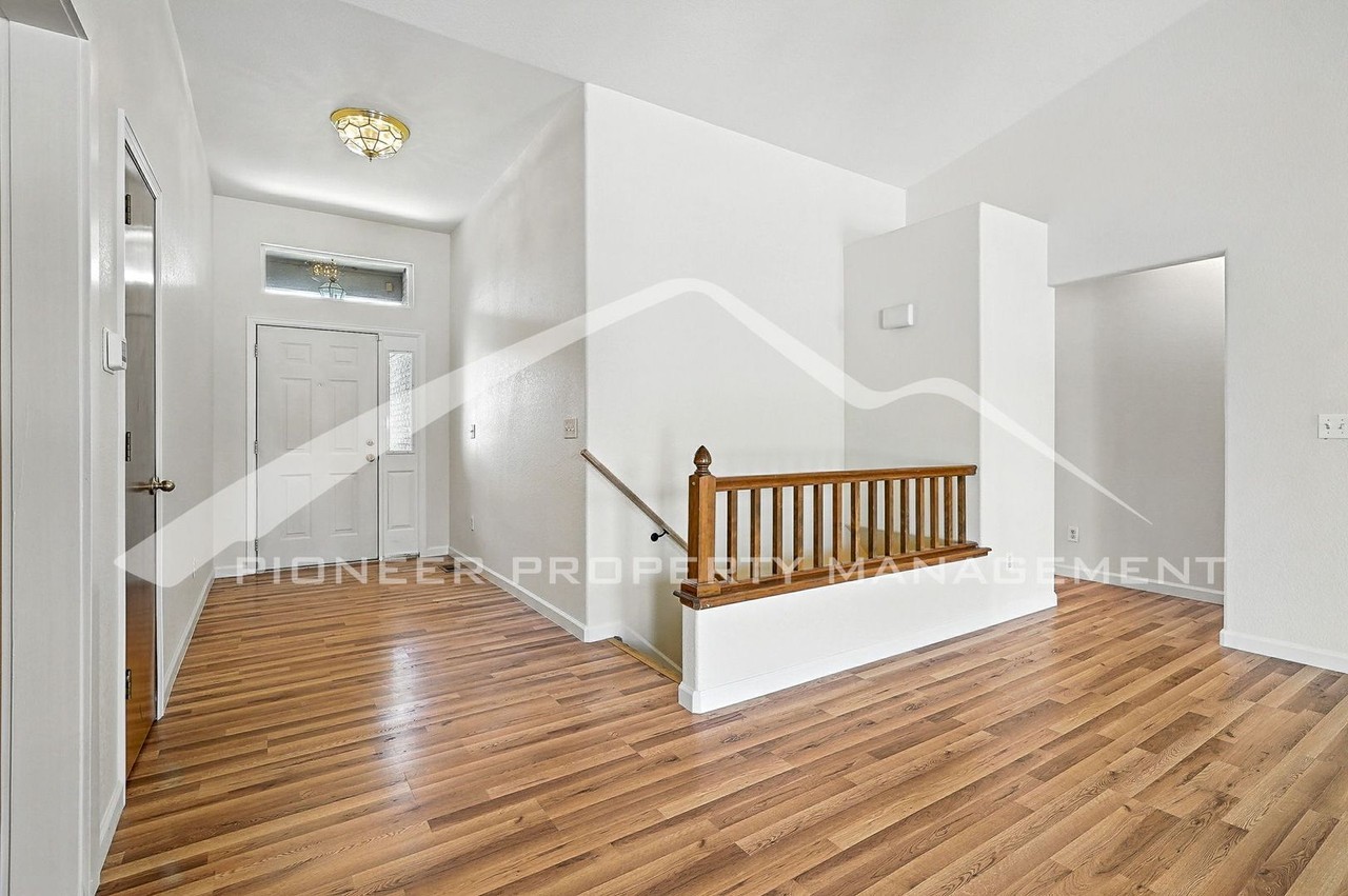 205 Hawthorn St - Photo 2 of 21