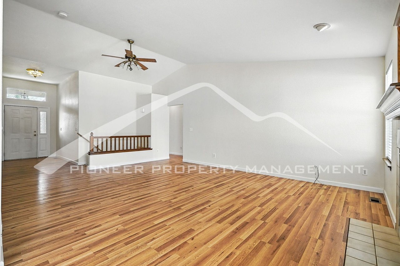 205 Hawthorn St - Photo 4 of 21