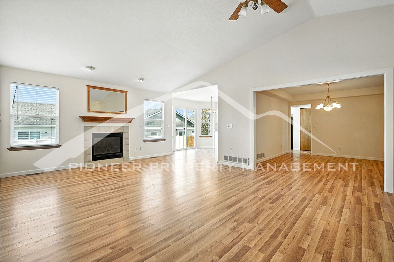 205 Hawthorn St - Photo 5 of 21