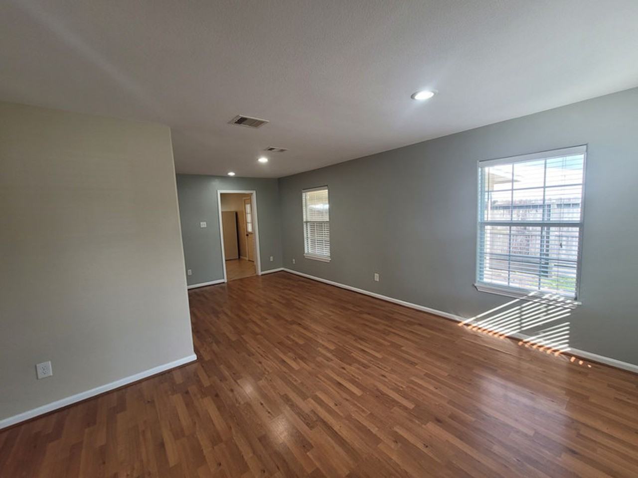 1523 Campbell Ln - Photo 4 of 19