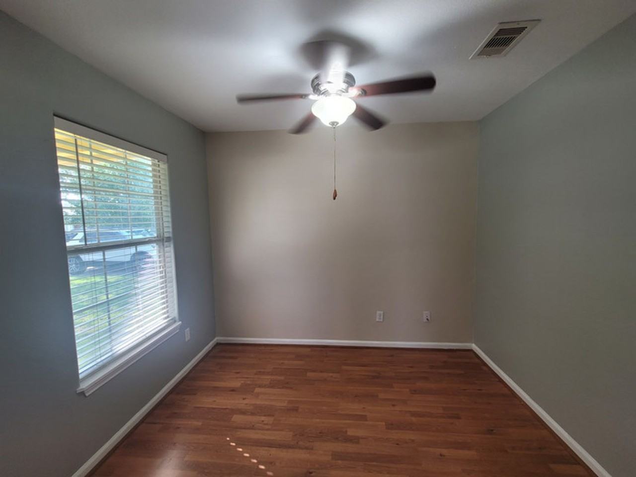 1523 Campbell Ln - Photo 5 of 19