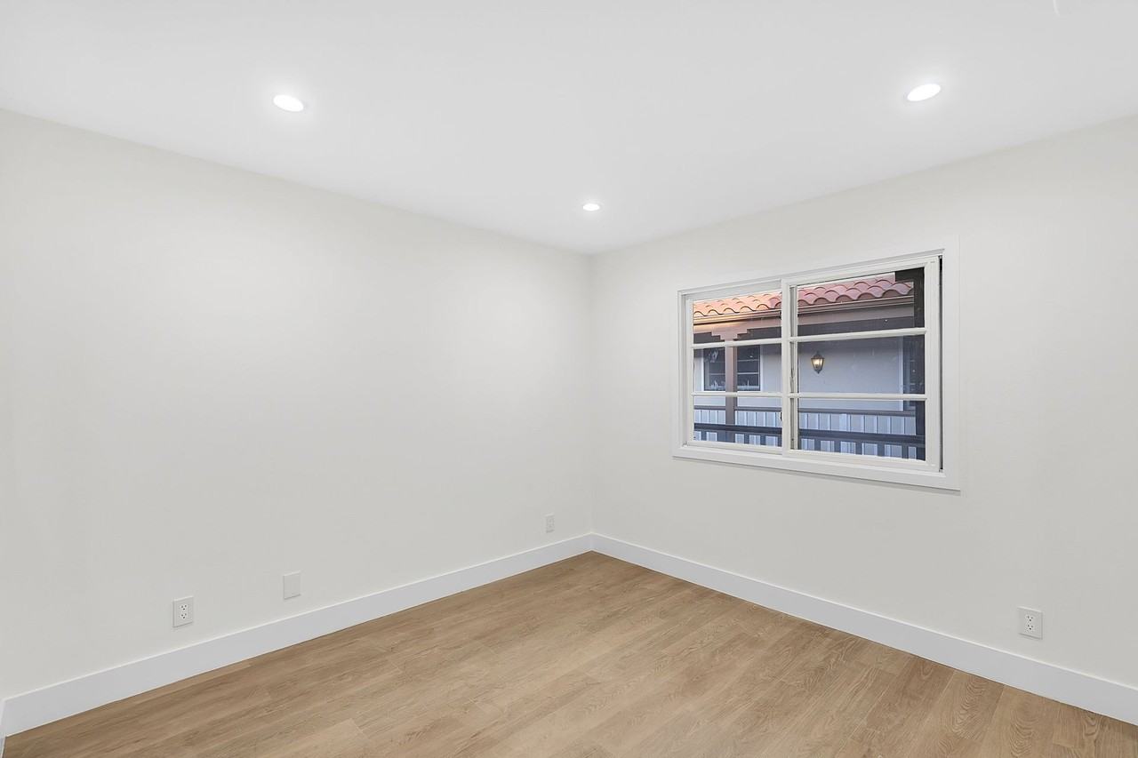 1134 26th St - Photo 4 of 6