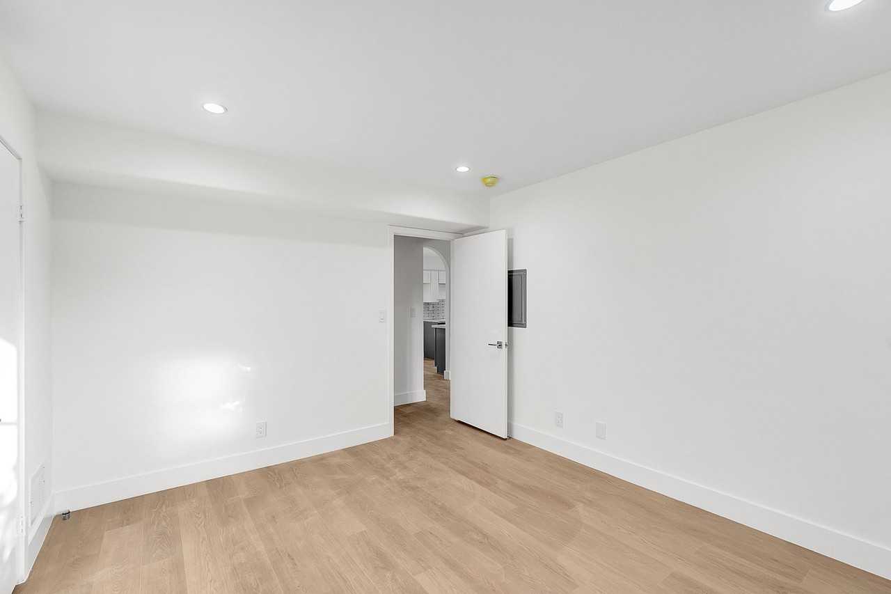 1134 26th St - Photo 5 of 6