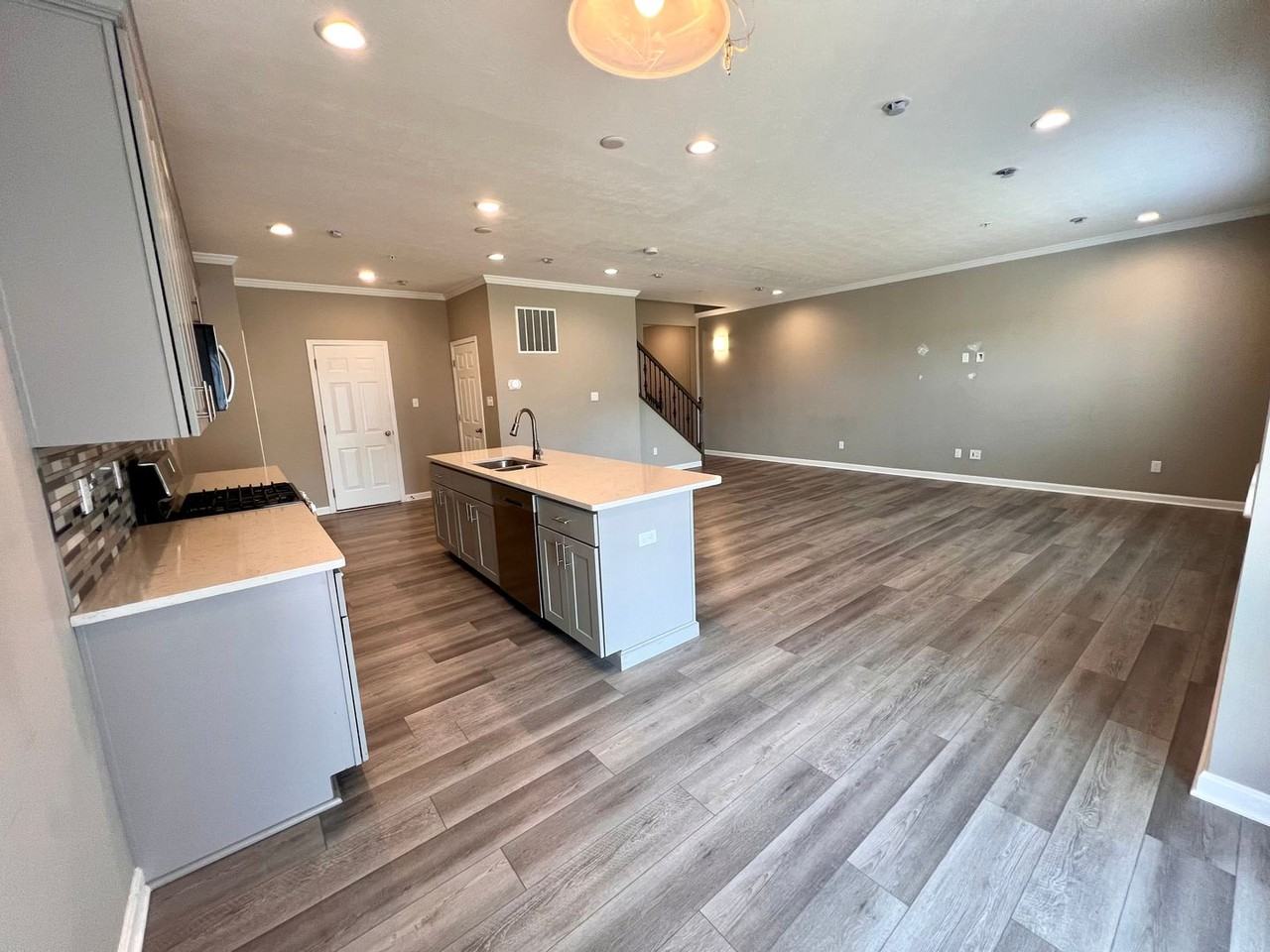 2105 Canterbury Dr - Photo 2 of 40