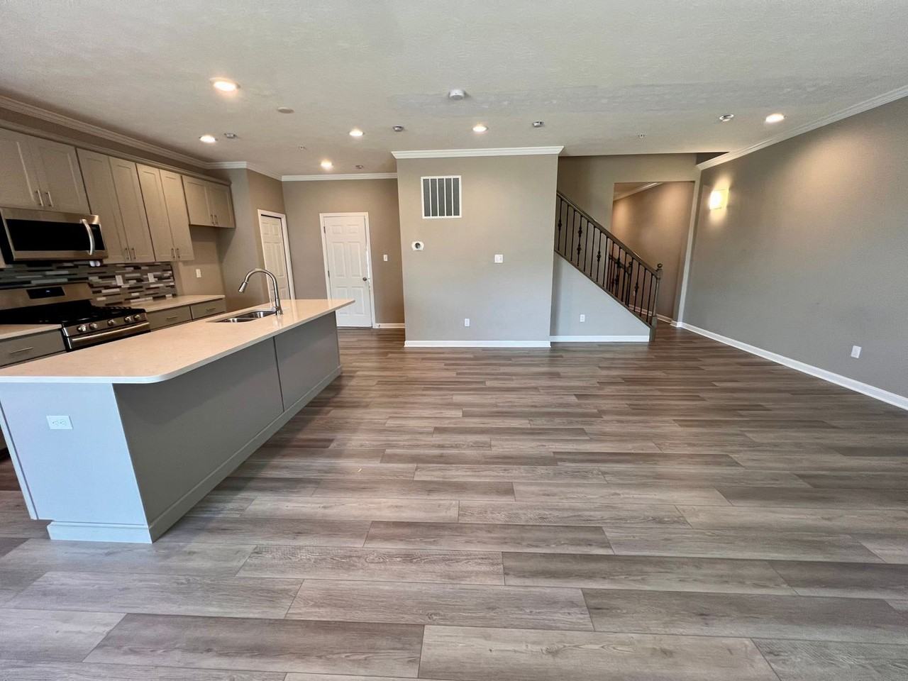 2105 Canterbury Dr - Photo 3 of 40