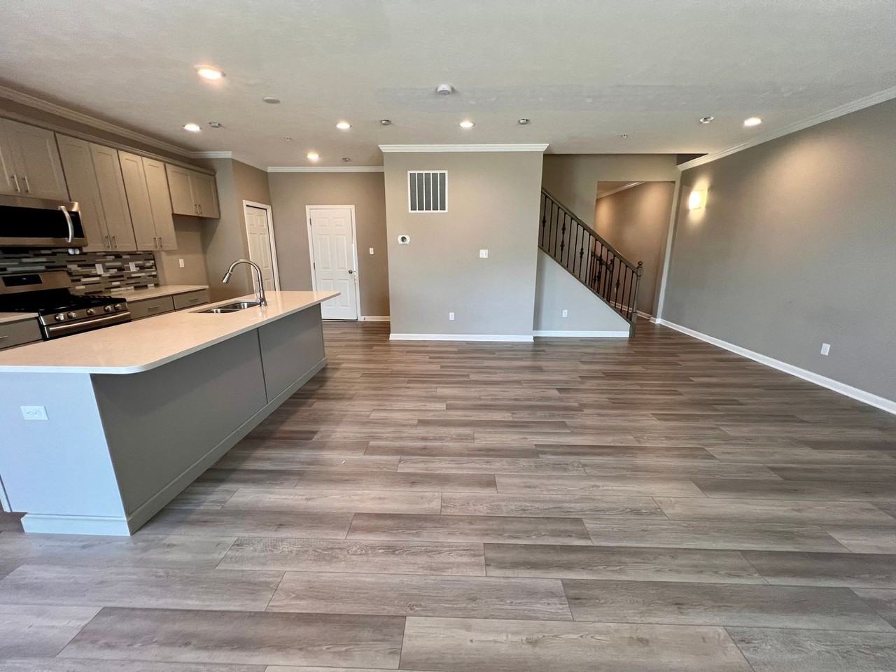2105 Canterbury Dr - Photo 4 of 42