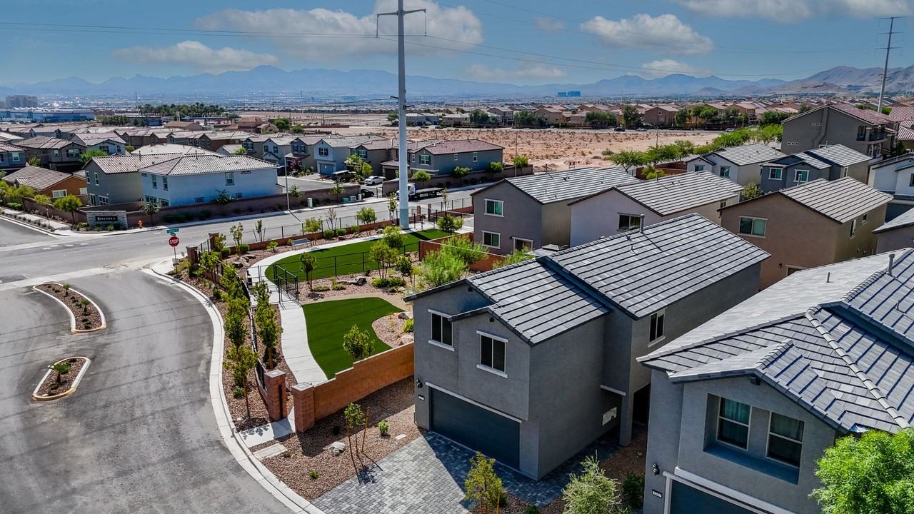 5237 Lynn Creek Ave - Photo 2 of 23