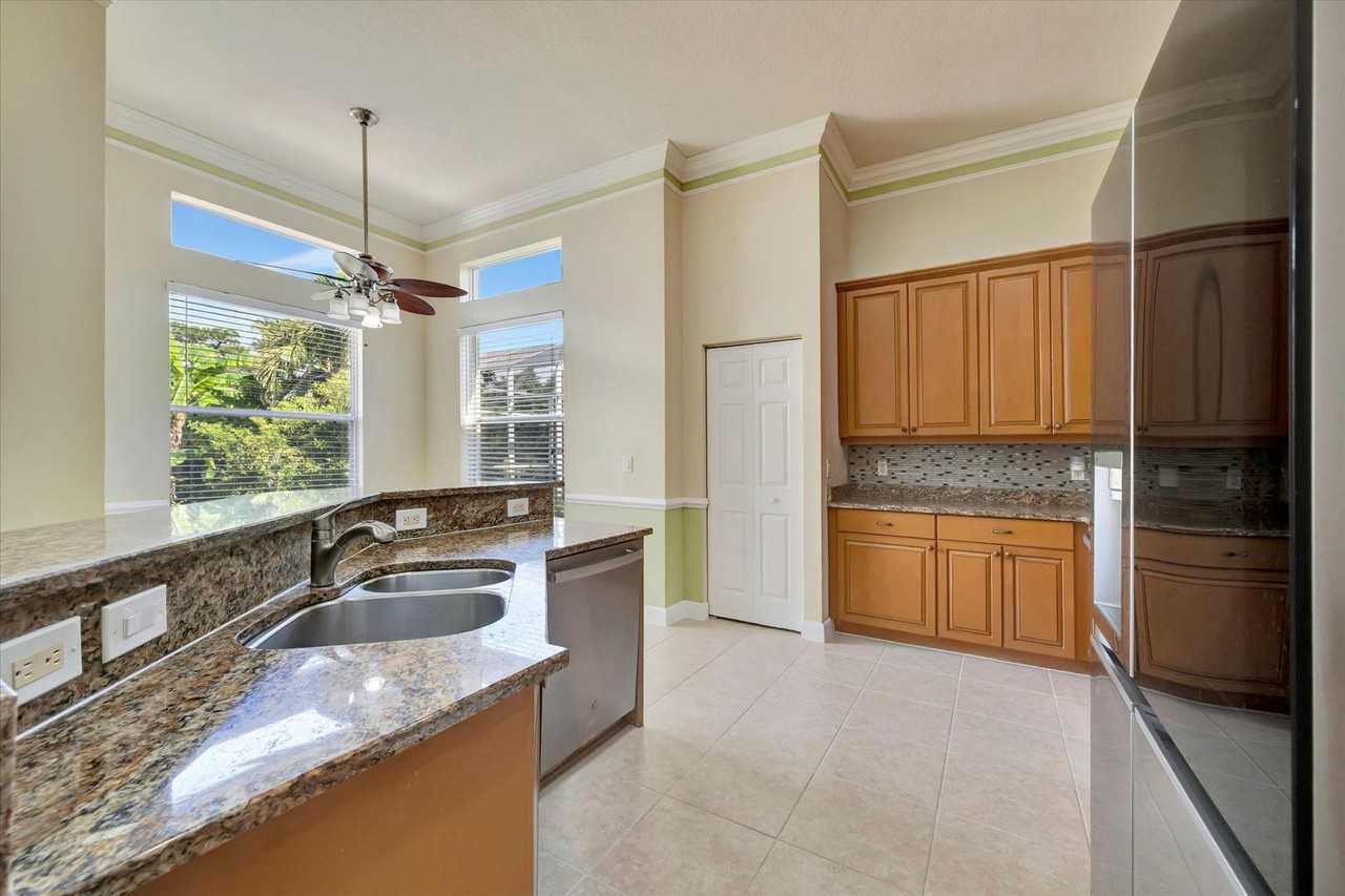 6507 37th Street East - Photo 4 of 24