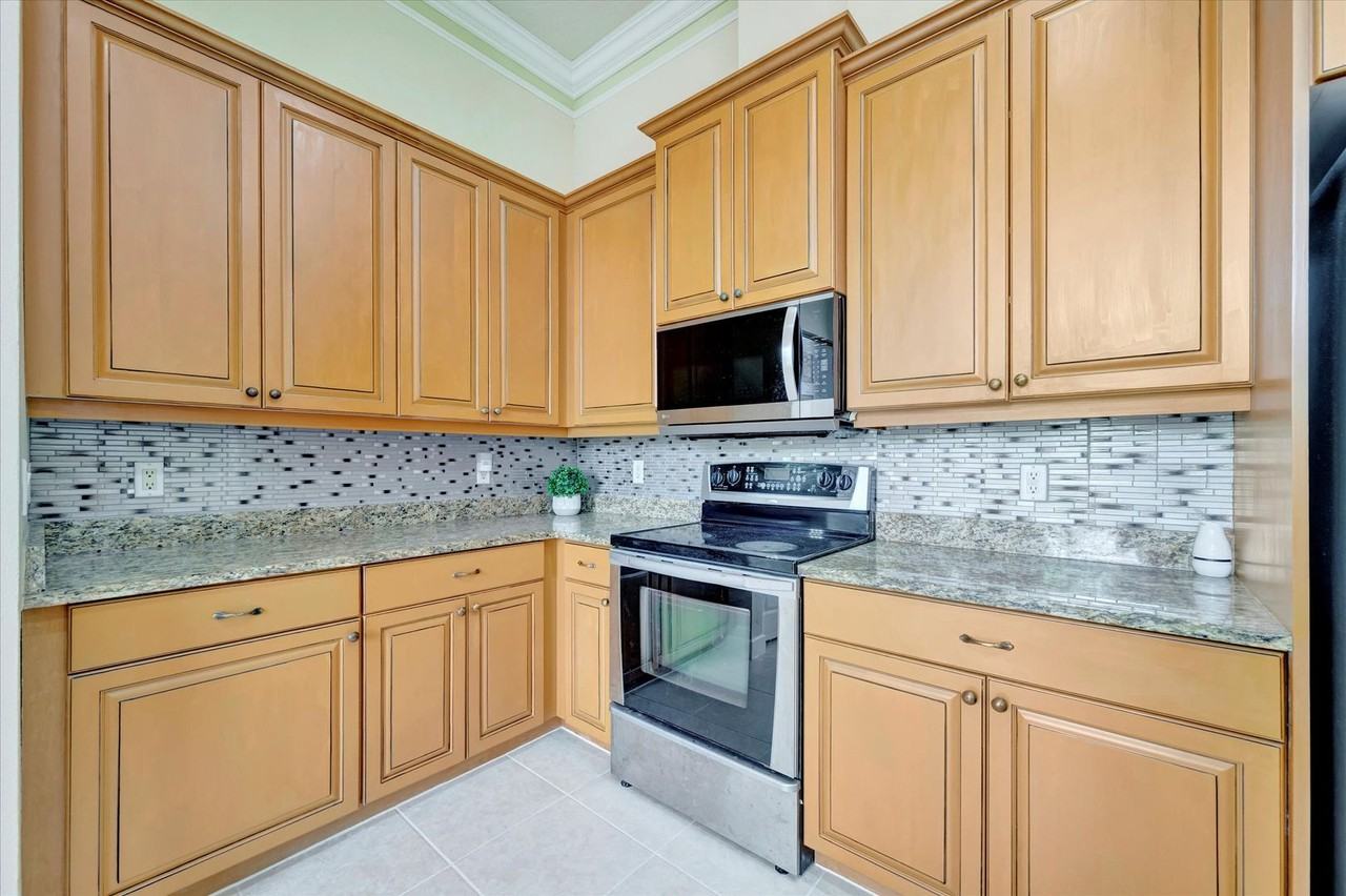 6507 37th Street East - Photo 5 of 24