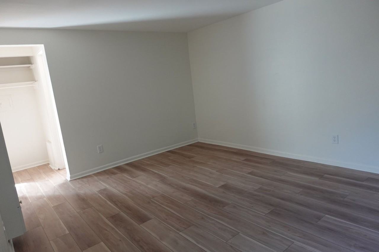 247 S 18th St - Photo 5 of 8