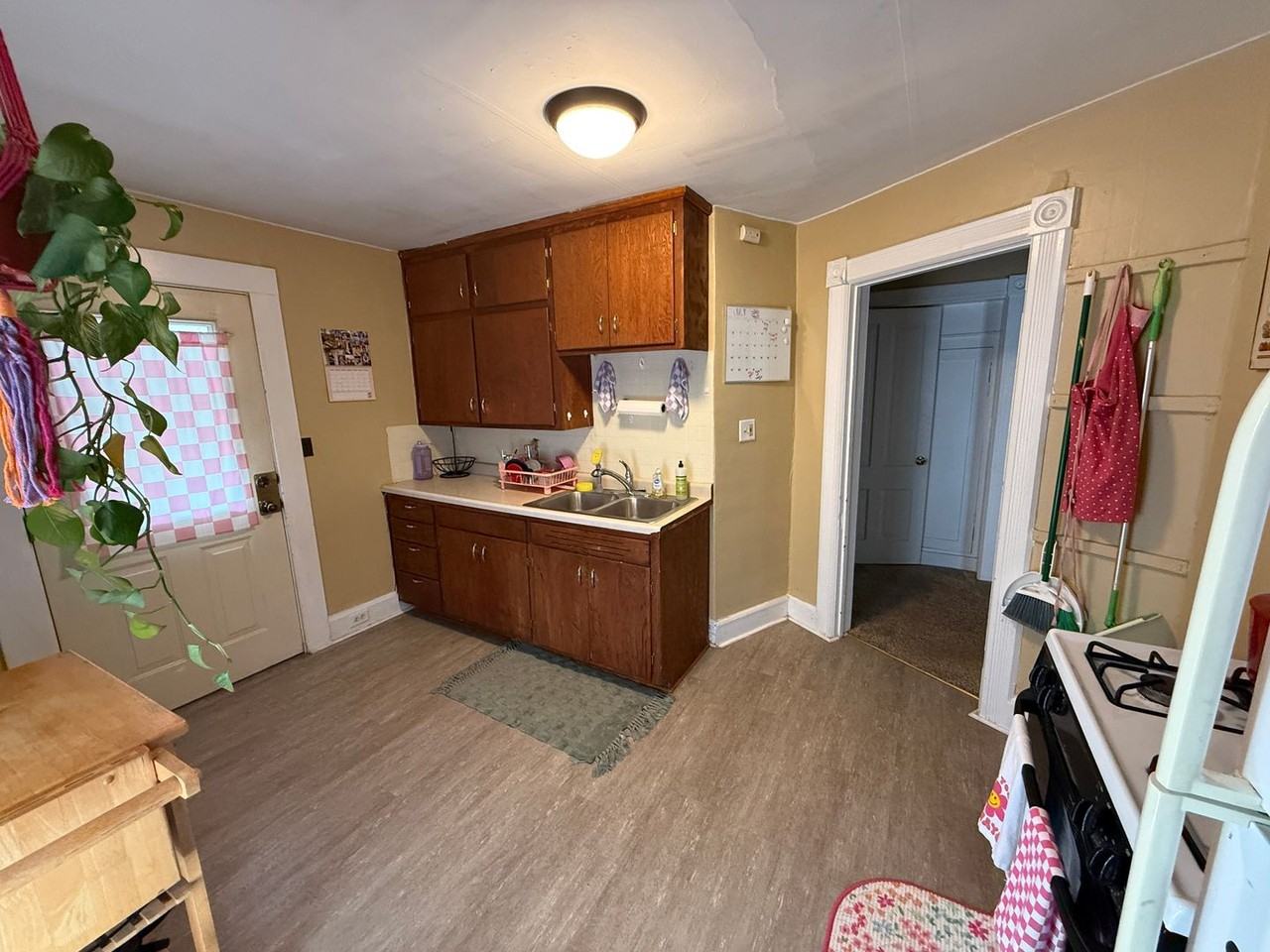 831 Division St - Photo 2 of 9