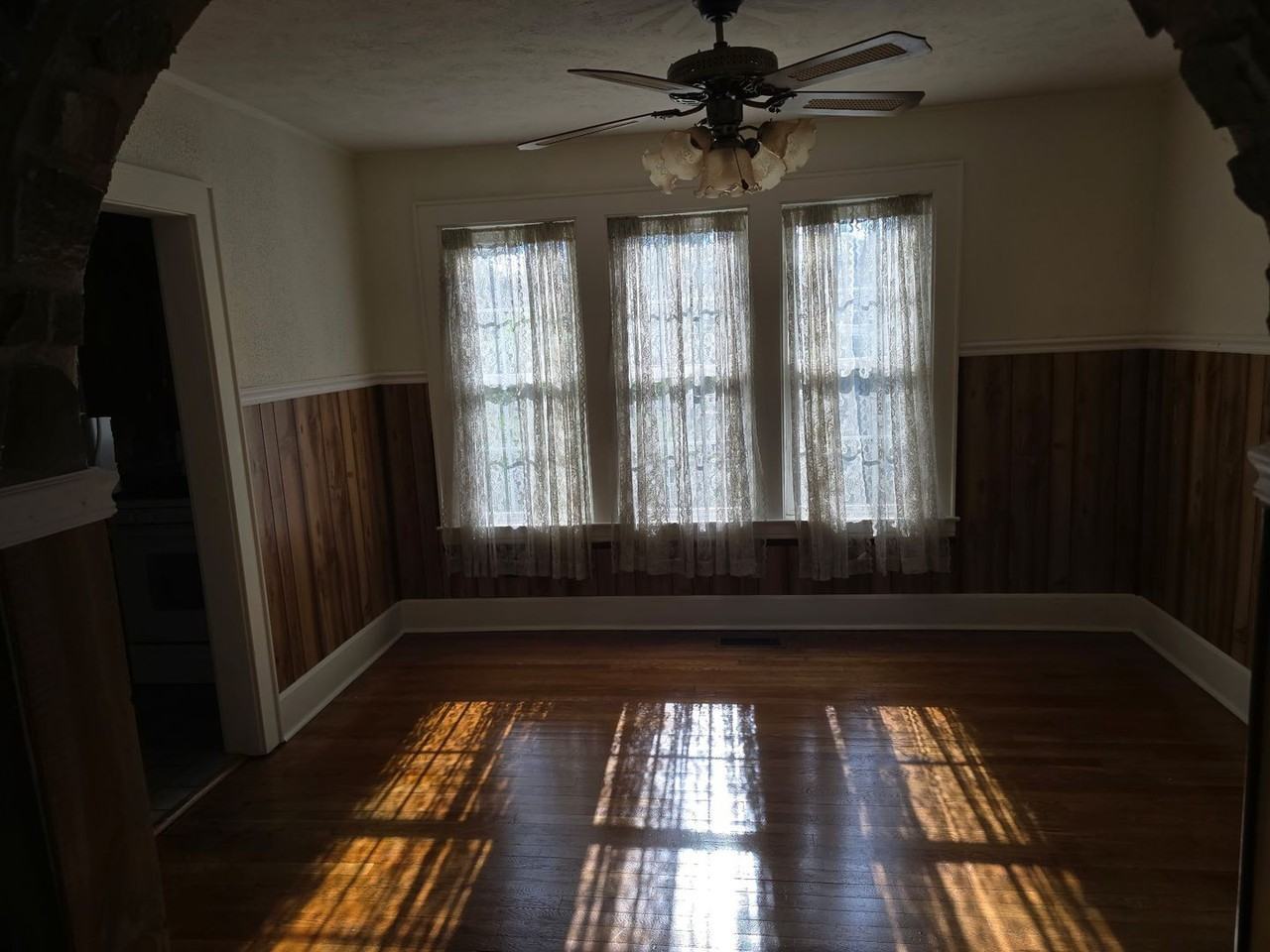 2118 Liberty St - Photo 4 of 10