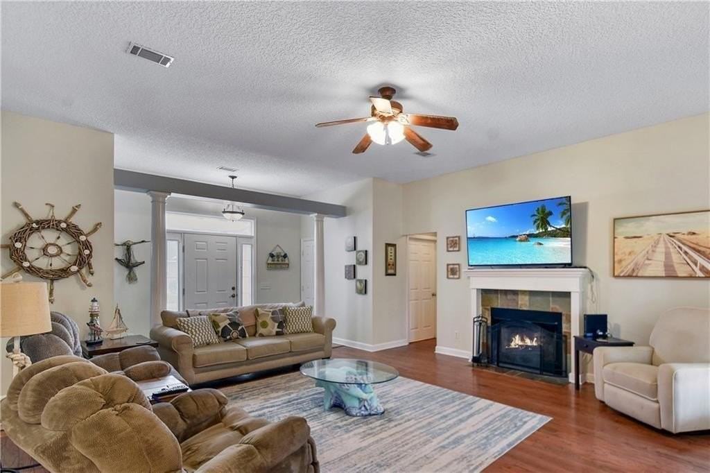 375 Wellington Pl - Photo 3 of 16