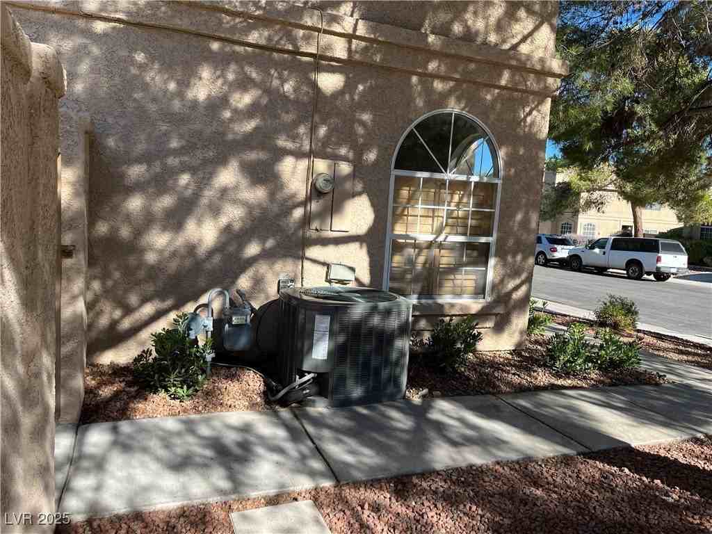 2842 Briar Knoll Drive - Photo 2 of 23