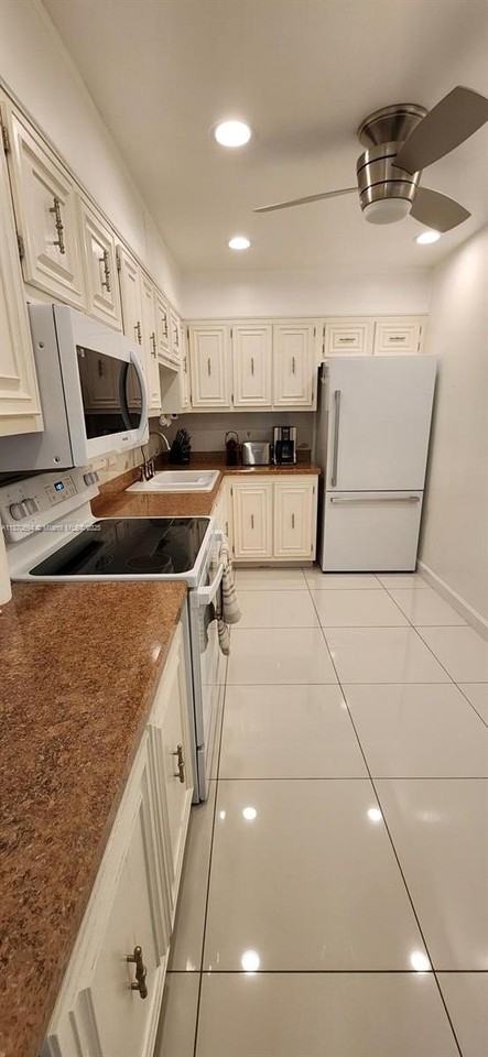 959 Southeast 2nd Avenue #209 - Photo 2 of 19