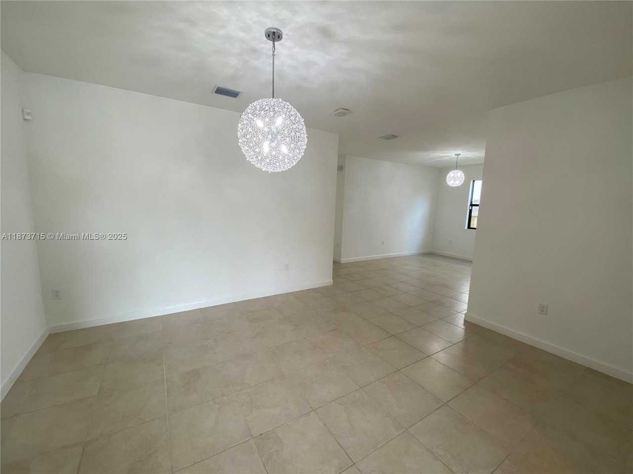 2424 Southeast 3rd Street - Photo 3 of 30