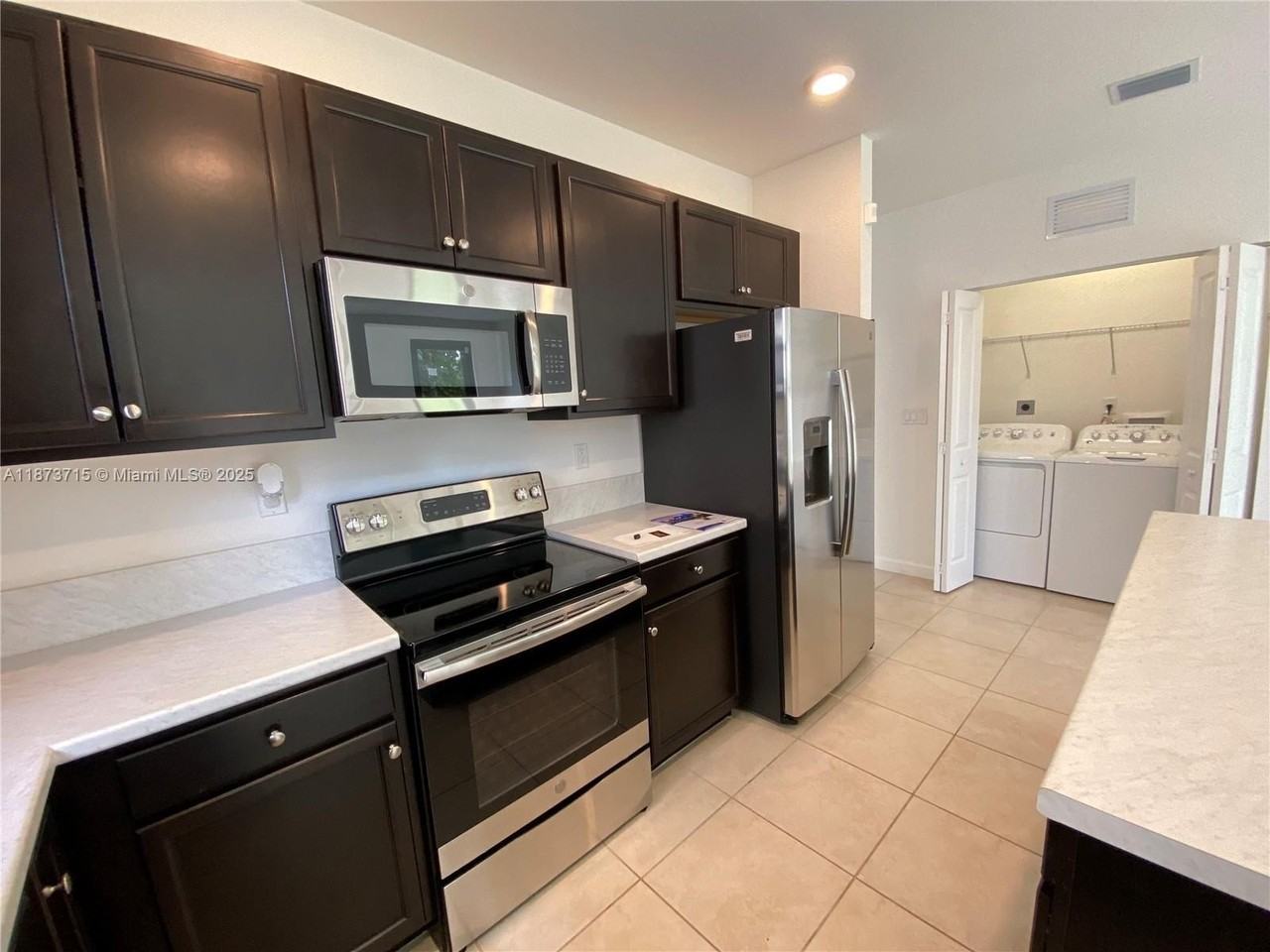 2424 Southeast 3rd Street - Photo 4 of 30