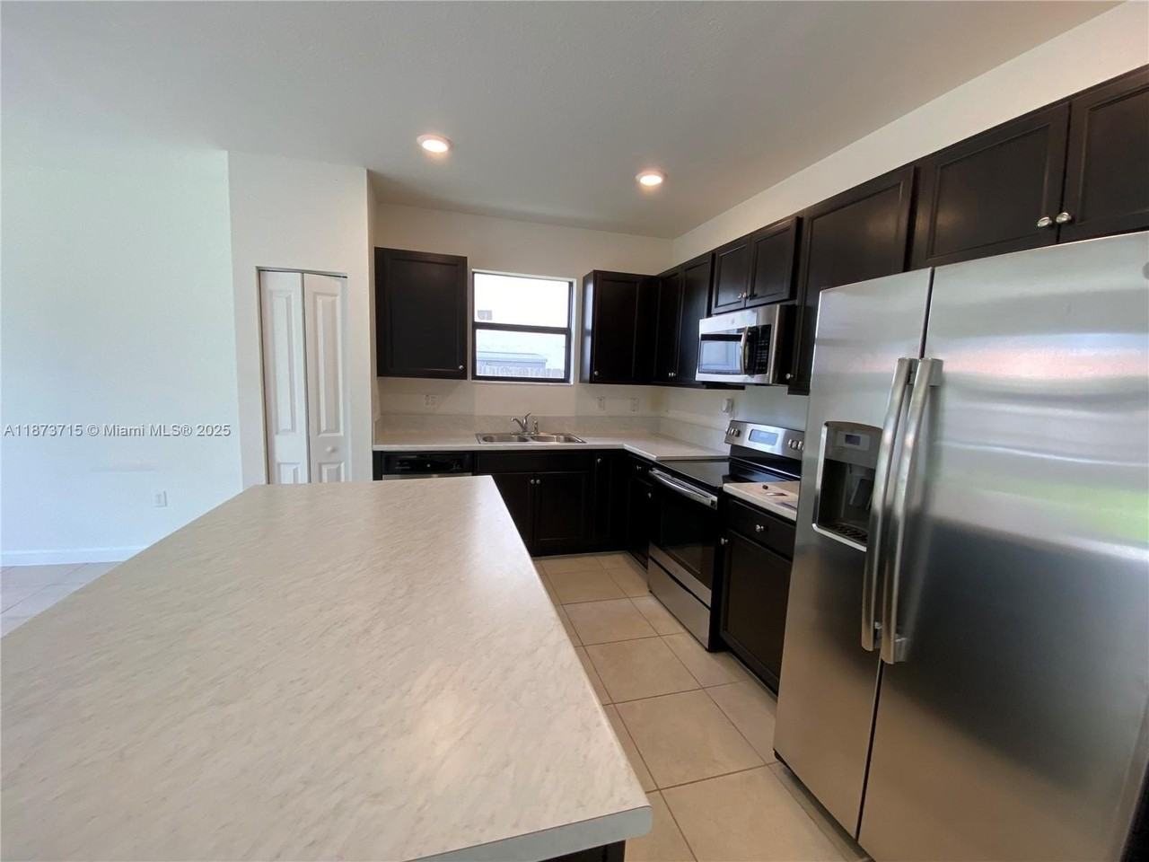 2424 Southeast 3rd Street - Photo 5 of 30