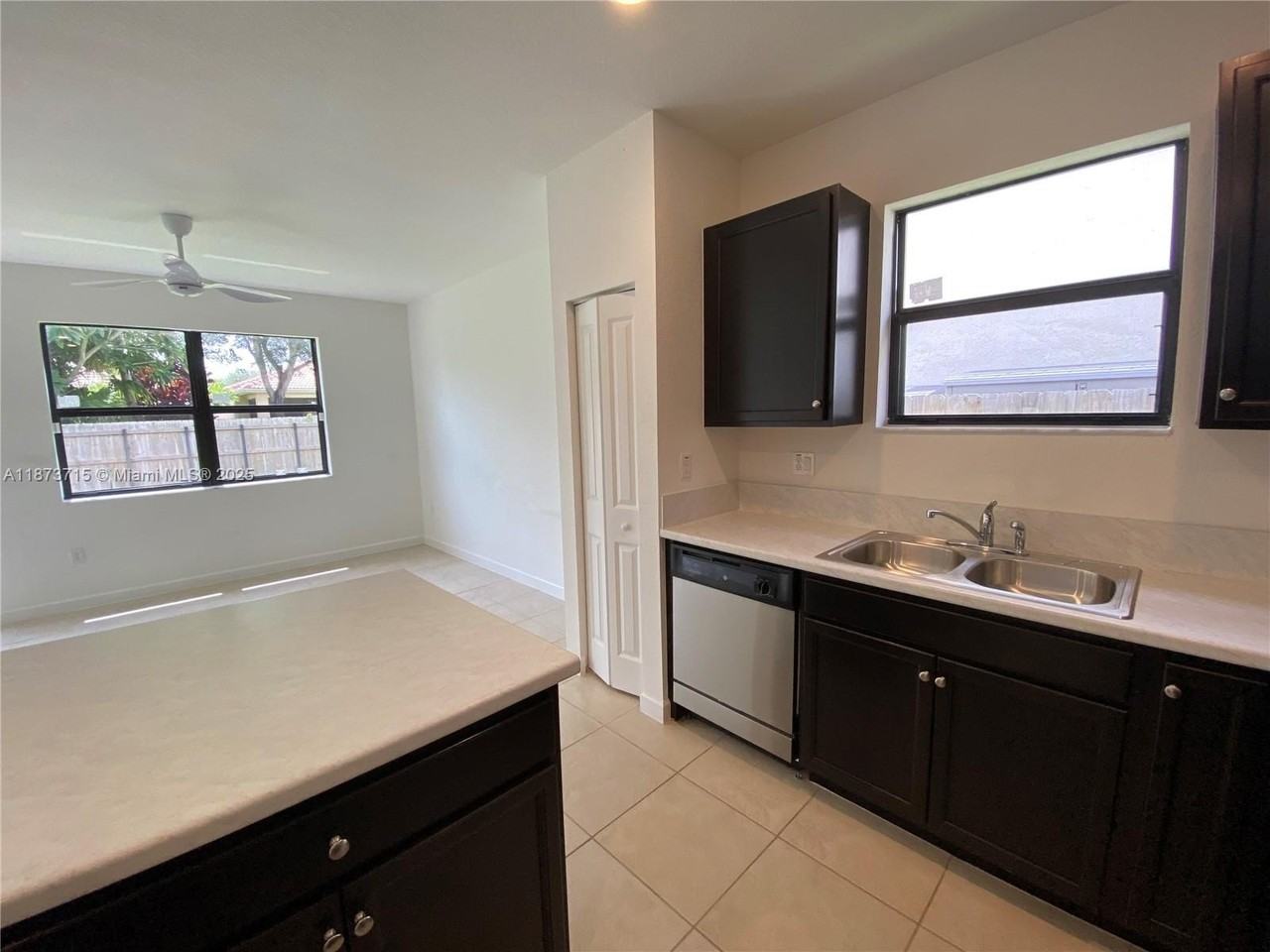 2424 Southeast 3rd Street - Photo 7 of 30