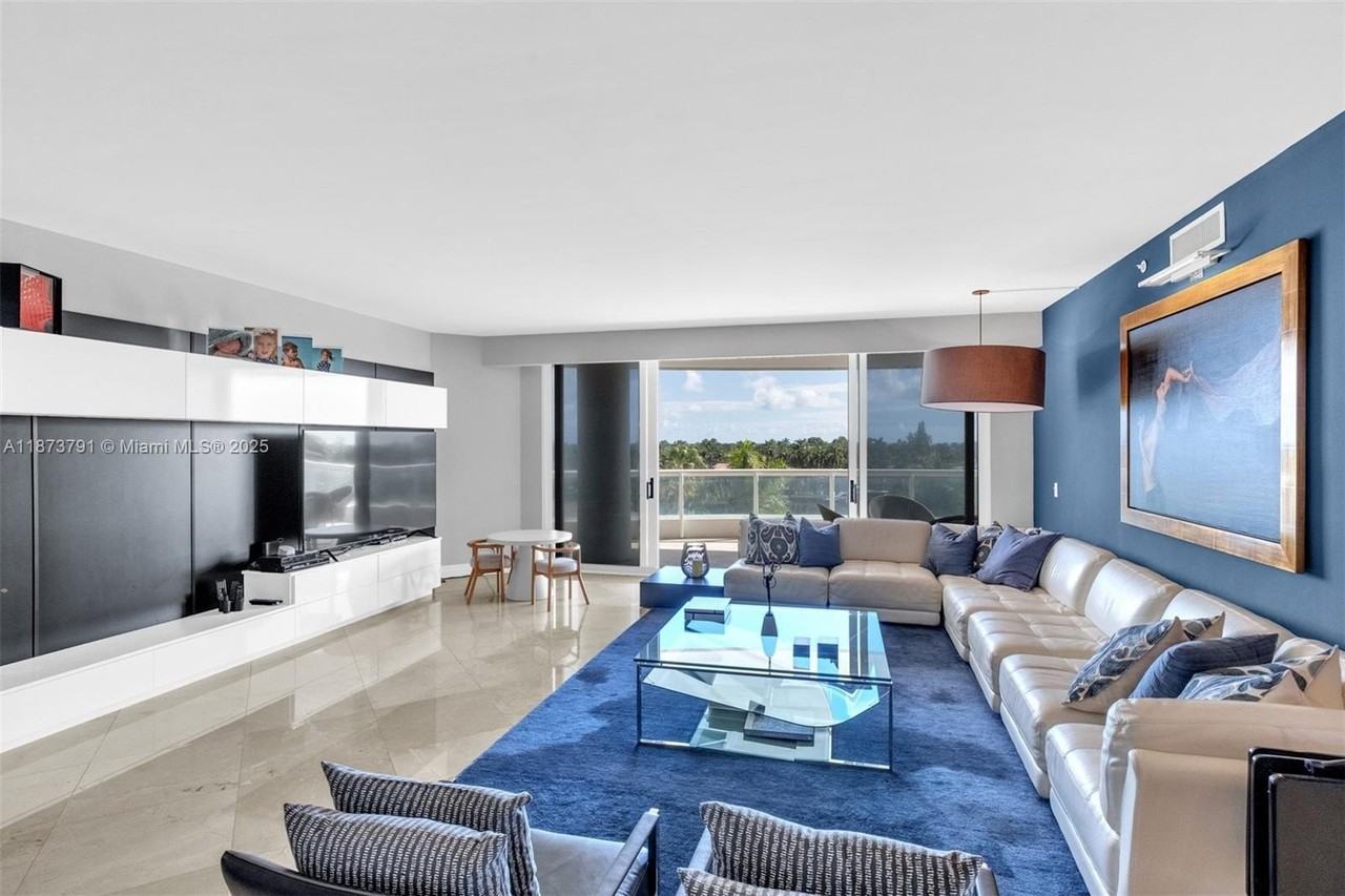 21050 Point Pl #605 - Photo 4 of 33