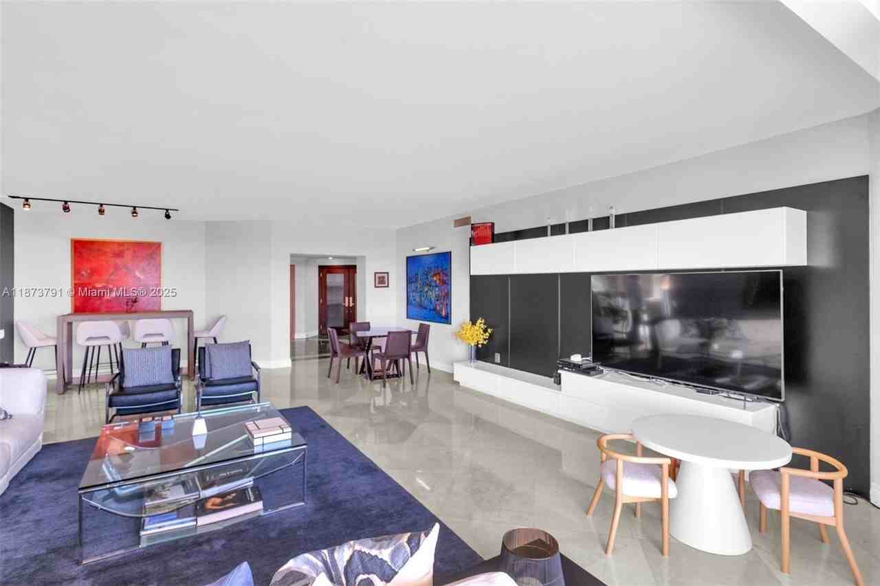 21050 Point Pl #605 - Photo 5 of 33