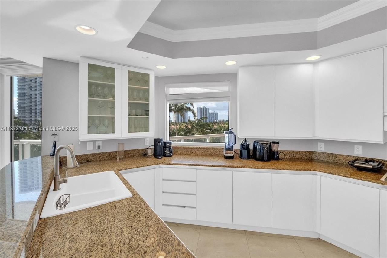 21050 Point Pl #605 - Photo 7 of 33