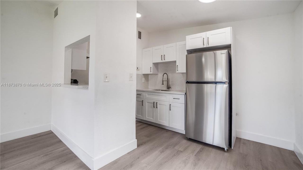 720 Nw 4th Ave #4 - Photo 3 of 10