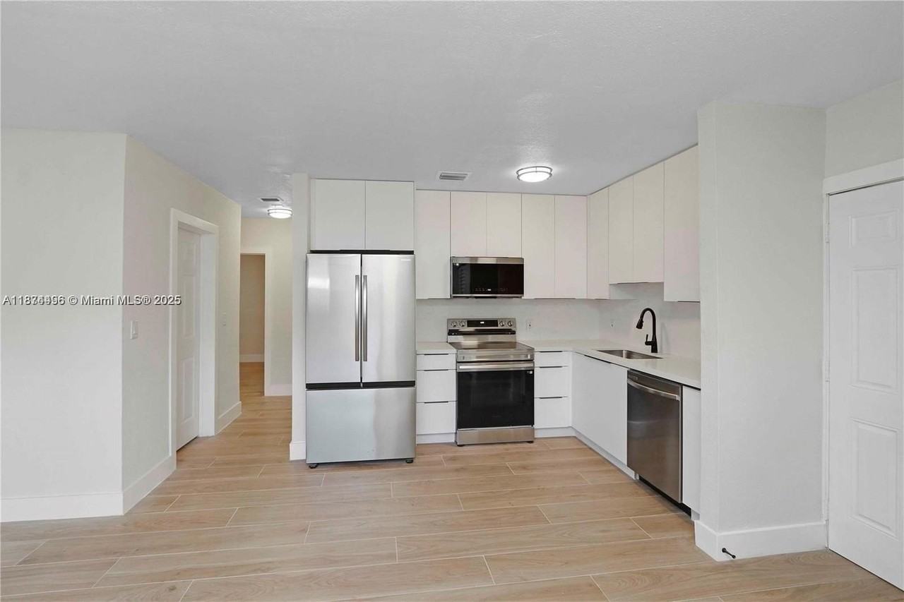 990 Ne 159th St - Photo 2 of 10