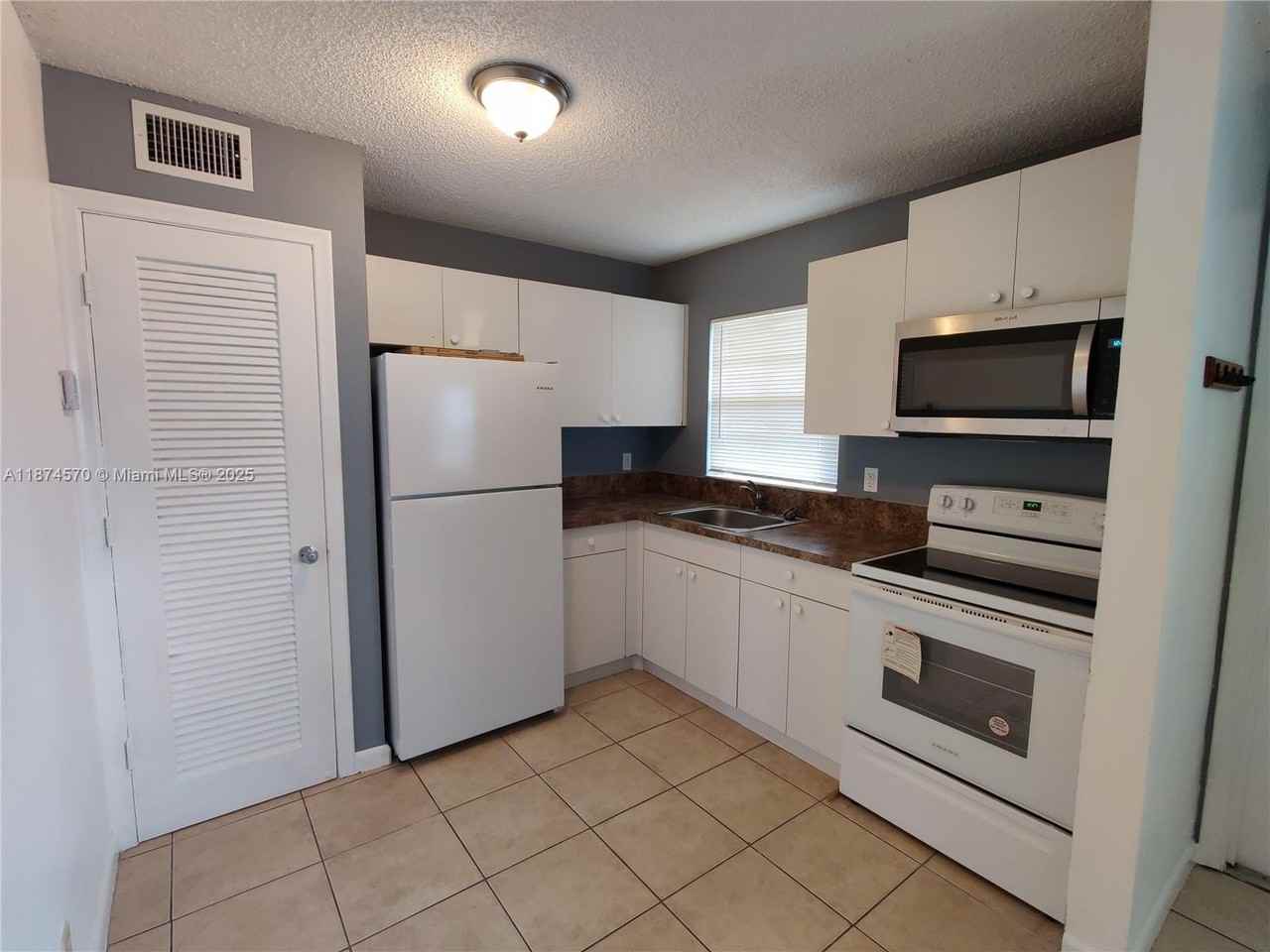 5156 Ne 6th Ave #213 - Photo 3 of 8