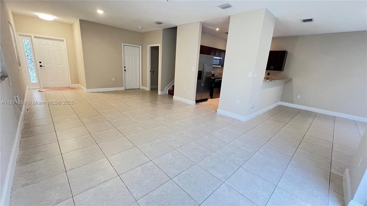 370 Ne 34th Ave #0 - Photo 3 of 37