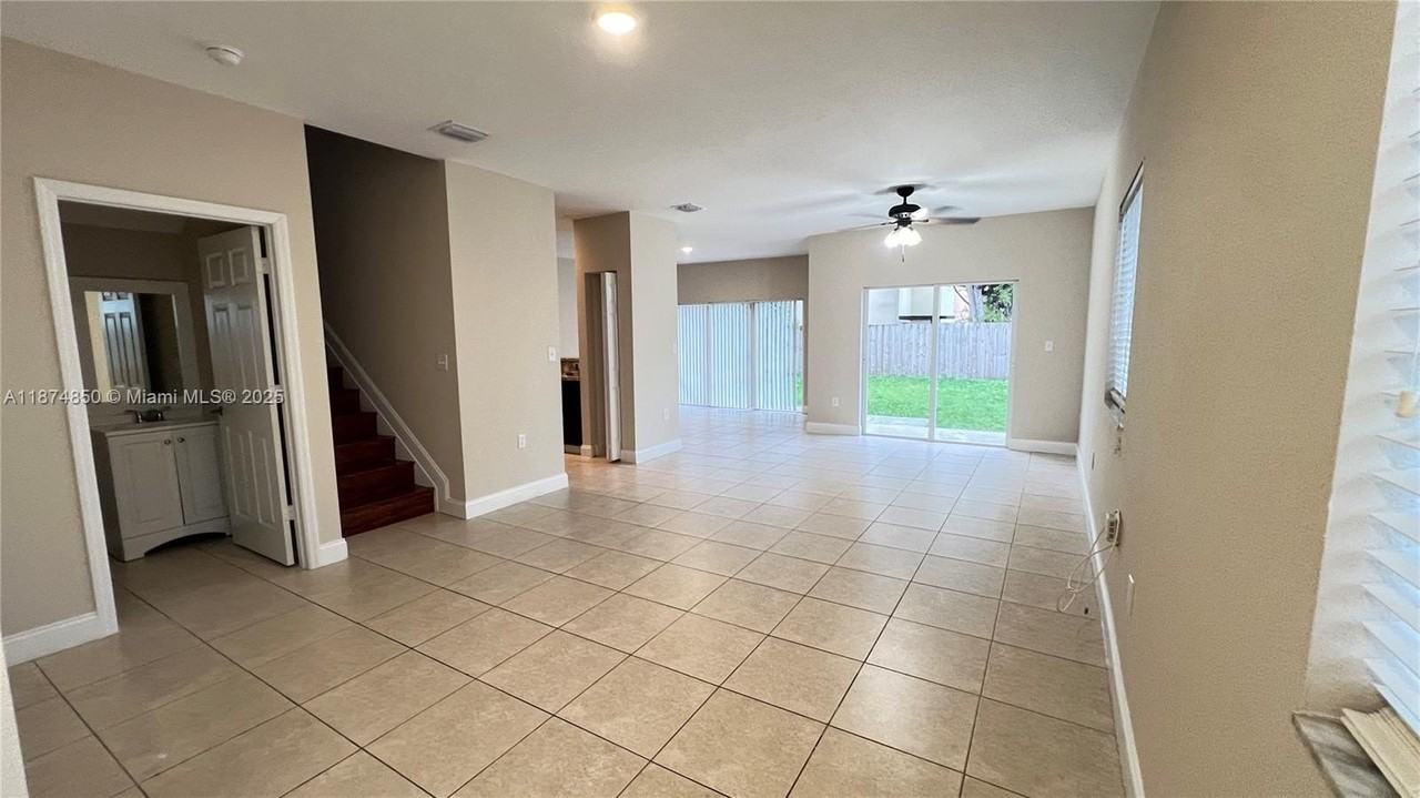 370 Ne 34th Ave #0 - Photo 5 of 37