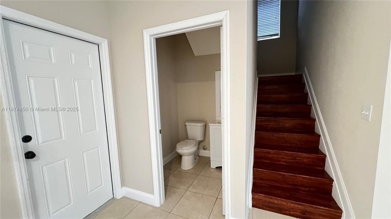 370 Ne 34th Ave #0 - Photo 6 of 37