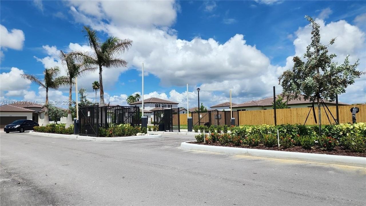 2965 Se 23rd Ave - Photo 4 of 50