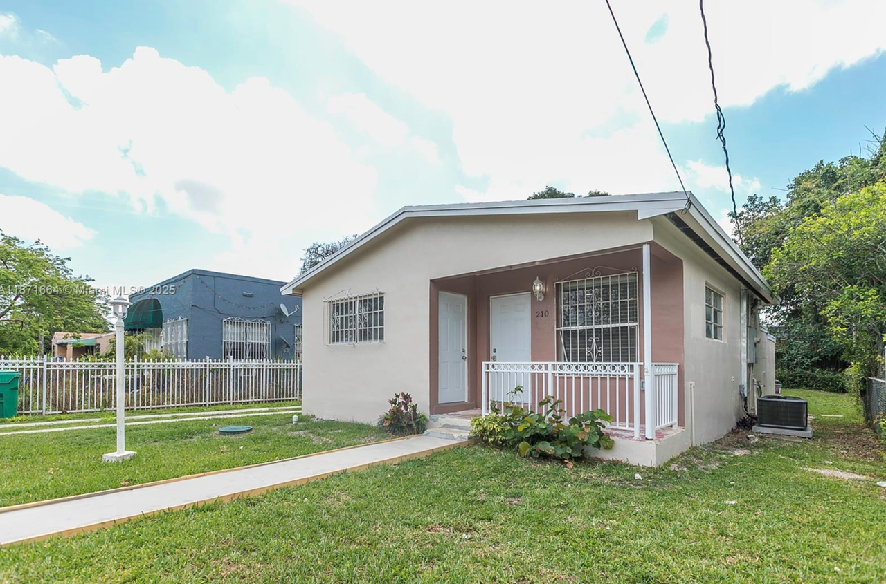 270 Nw 81st St - Photo 3 of 8