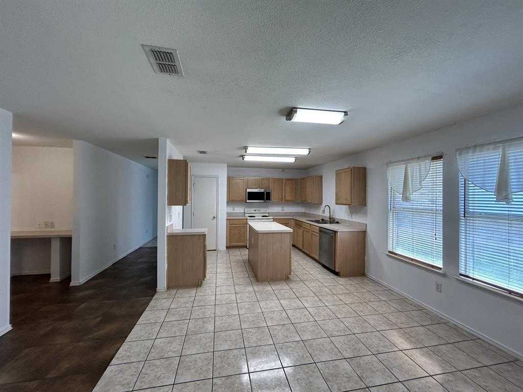 1820 Southridge Ln - Photo 7 of 34