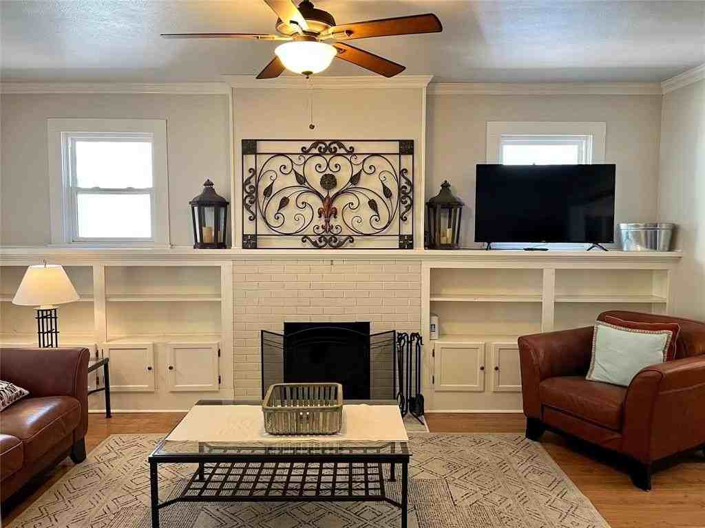 2545 Rogers Ave - Photo 5 of 32