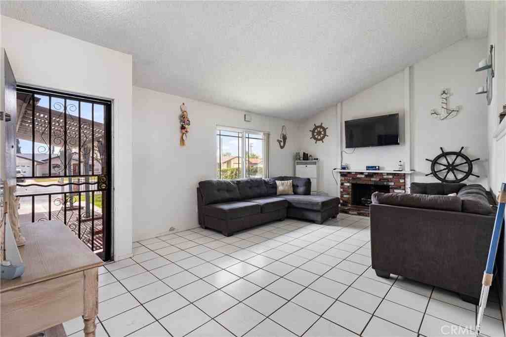 9684 Hemlock St - Photo 7 of 26