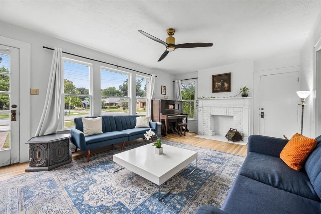 5322 Junius St - Photo 5 of 16