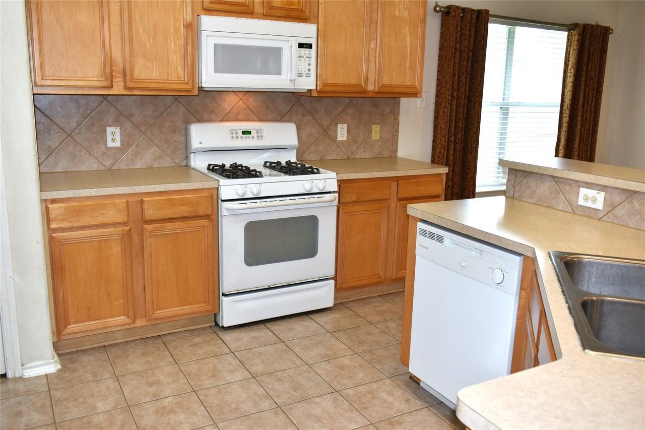 18314 Manorcliff Ln - Photo 6 of 30