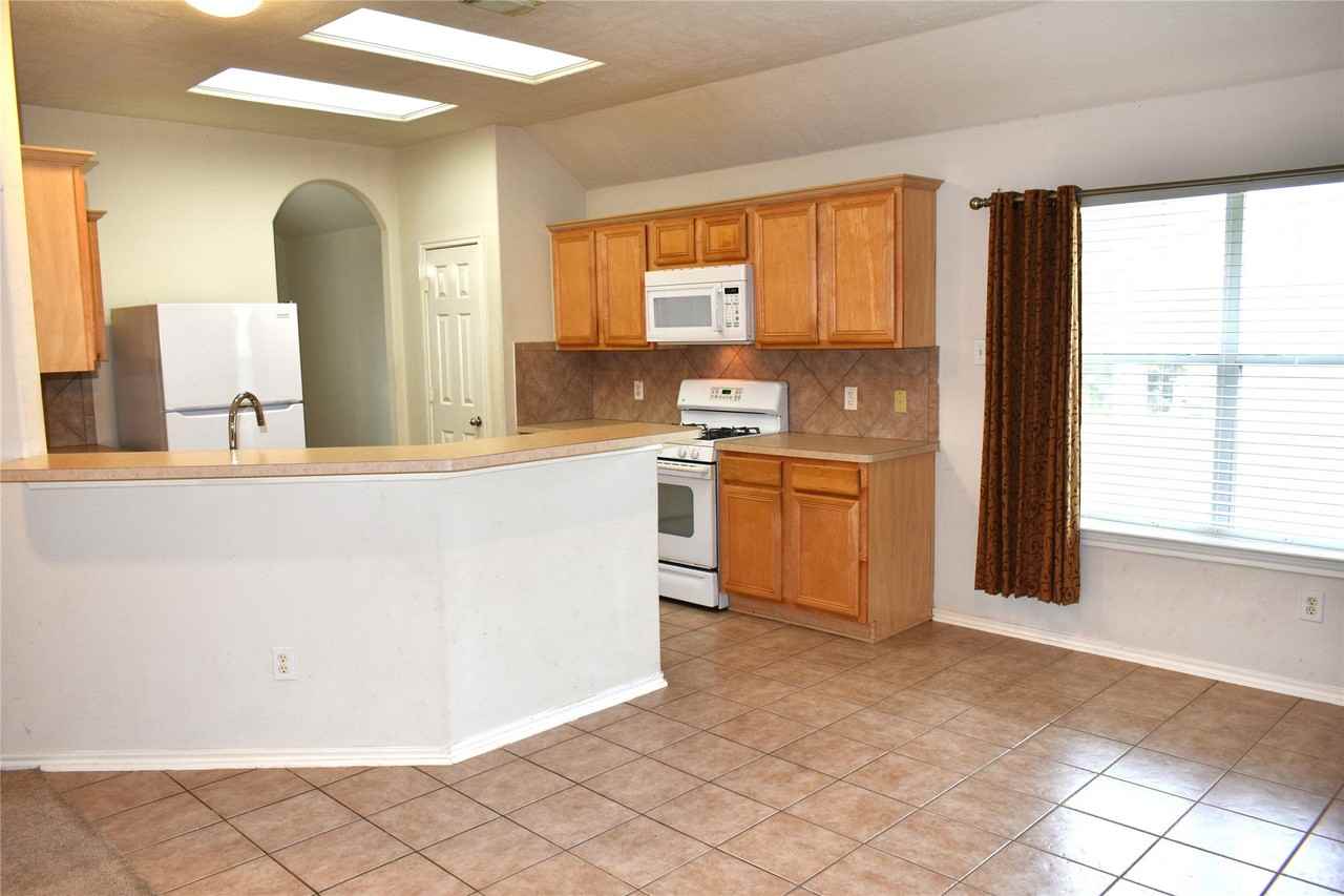 18314 Manorcliff Ln - Photo 7 of 30